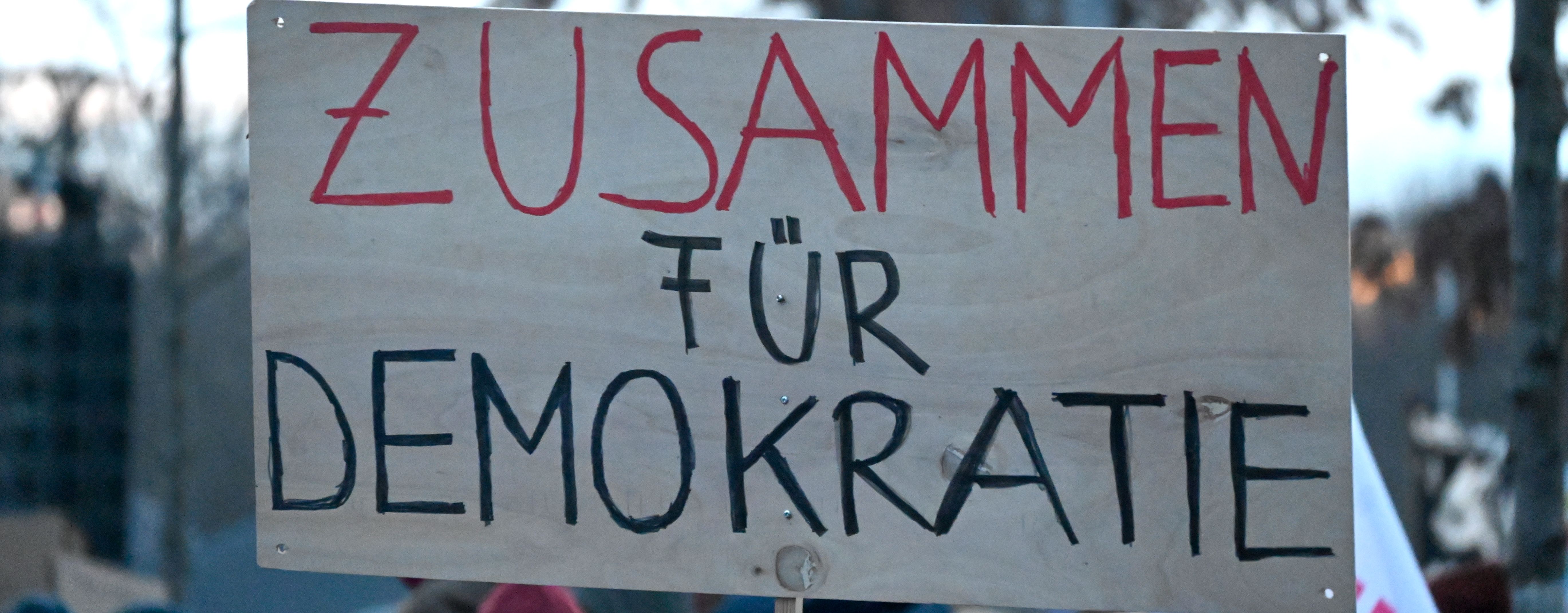 Plakat mit dem Spruch: Zusammen für Demokratie